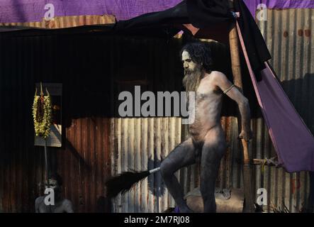 Kolkata, India. 11th Jan, 2023. Naga Sadhu o un uomo sacro indù, cosparso di cenere, in attesa di un rifugio di fortuna prima di dirigersi per un viaggio annuale a Sagar Island per il festival di un giorno di 'Makar Sankranti', a Kolkata. (Foto di Sudipta Das/Pacific Press) Credit: Pacific Press Media Production Corp./Alamy Live News Foto Stock