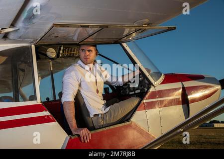 Un giovane pilota maschio con un Piper Super Cub Foto Stock