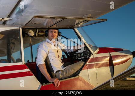 Un giovane pilota maschio con un Piper Super Cub Foto Stock