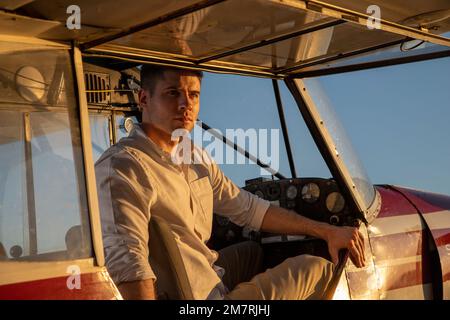 Un giovane pilota maschio con un Piper Super Cub Foto Stock