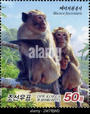Francobollo nordcoreano del 2017 con macachi che mangiano granchio (Macaca fascicularis) per la mostra mondiale dei francobolli a Bandung, Indonesia. Foto Stock