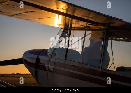Un giovane pilota maschio con un Piper Super Cub Foto Stock