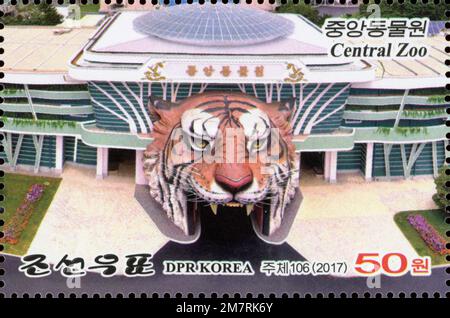 2017 Nord Corea stam set. ZOO centrale di Pyongyang. Ingresso alla Tiger Head. Foto Stock