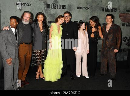 Los Angeles, California, Stati Uniti. 09th Jan, 2023. (L-R) Lamar Johnson, Jeffrey Pierce, Storm Reid, Nico Parker, Pedro Pascal, Bella Ramsey, Merle Dandridge e Gabriel Luna partecipano alla Los Angeles Premiere di "The Last of US" di HBO al Regency Village Theatre il 09 gennaio 2023 a Los Angeles, California. Credit: Jeffrey Mayer/JTM Photos/Media Punch/Alamy Live News Foto Stock