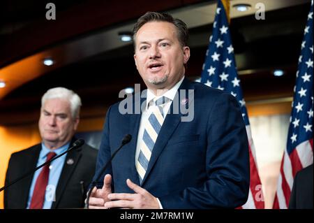Washington, Stati Uniti. 10th Jan, 2023. STATI UNITI Il rappresentante Michael Cloud (R-TX) parla negli Stati Uniti Capitol ad una conferenza stampa della leadership della Camera repubblicana caucus. Credit: SOPA Images Limited/Alamy Live News Foto Stock