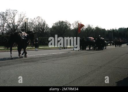 Un cavallo senza rivali e il suo gestore camminano dietro il caissone a sei cavalli che sta portando il corpo di cinque stelle pensionato GEN Omar N. Bradley, USA. La processione funebre è sulla strada per il cimitero di Arlington. Base: Arlington Stato: Virginia (VA) Nazione: Stati Uniti d'America (USA) Foto Stock