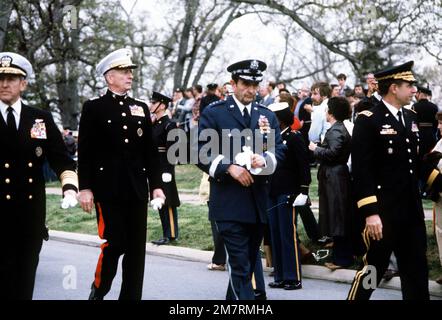 Il Presidente dei Capi congiunti del PERSONALE di GEN David C. Jones e altri ufficiali del Joint-Service lasciano il cimitero dopo i funerali di GEN Omar Bradley. Base: Arlington National Cemetery Stato: Virginia (VA) Nazione: Stati Uniti d'America (USA) Foto Stock