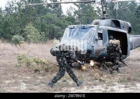 Le truppe salpano a bordo di un elicottero Iroquois UH-1N durante l'addestramento di manovra. L'elicottero viene assegnato allo Squadrone delle operazioni speciali 20th, 1st Ala delle operazioni speciali. Base: Hurlburt Field Stato: Florida (FL) Nazione: Stati Uniti d'America (USA) Foto Stock