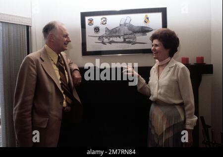 Il Segretario dell'Aeronautica Verne Orr e sua moglie si trovano davanti al caminetto della loro casa. Stato: Virginia (VA) Paese: Stati Uniti d'America (USA) Foto Stock