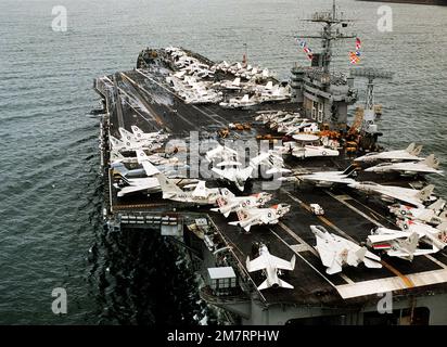 Una vista aerea a poppa della portaerei a energia nucleare USS NIMITZ (CVN-68) che ritorna al porto di Norfolk, Virginia, dopo l'incidente aereo del maggio 26 sul suo ponte di volo. L'incidente, che si è verificato durante l'atterraggio notturno di un aereo EA-6B Prowler assegnato al vettore, ha ucciso 14 equipanti, ferito altri 45, e danneggiato diversi aerei parcheggiati. Paese: Oceano Atlantico (AOC) Foto Stock