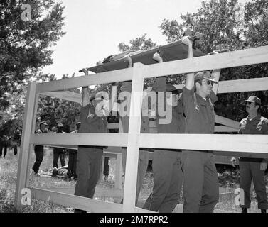 Capitano David Birtwistle del Canada (a destra), aiuta a trasportare un 'paziente' su una lettiera durante un'esercitazione medica avanzata di addestramento del campo a Camp Bullis. Base: Fort Sam Houston, San Antonio Stato: Texas (TX) Paese: Stati Uniti d'America (USA) Foto Stock