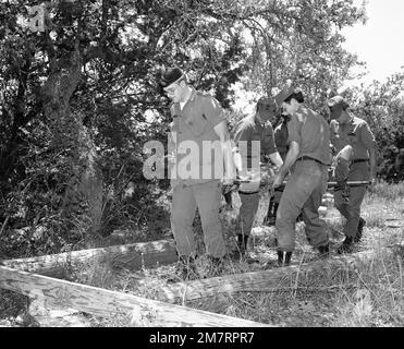 Capitano Jean J. Deslauriers del Canada (a sinistra), aiuta a portare un 'paziente' su una lettiera durante un allenamento medico avanzato di ufficiali sul campo a Camp Bullis. Base: Fort Sam Houston, San Antonio Stato: Texas (TX) Paese: Stati Uniti d'America (USA) Foto Stock