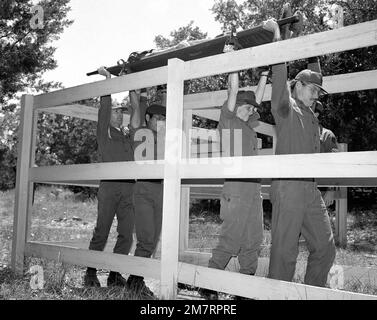 Il capitano Kittichatr Virochsiri della Thailandia (2nd da sinistra), aiuta a trasportare un 'paziente' su una lettiera durante un'esercitazione avanzata di addestramento medico di campo degli ufficiali a Camp Bullis. Base: Fort Sam Houston, San Antonio Stato: Texas (TX) Paese: Stati Uniti d'America (USA) Foto Stock