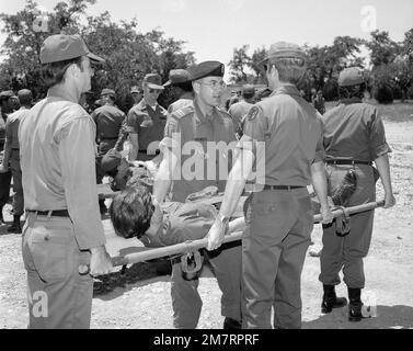 Il capitano David C. Birtwistle del Canada (centro), aiuta a trasportare un 'paziente' su una lettiera durante un'esercitazione medica avanzata di addestramento sul campo degli ufficiali a Camp Bullis. Base: Fort Sam Houston, San Antonio Stato: Texas (TX) Paese: Stati Uniti d'America (USA) Foto Stock