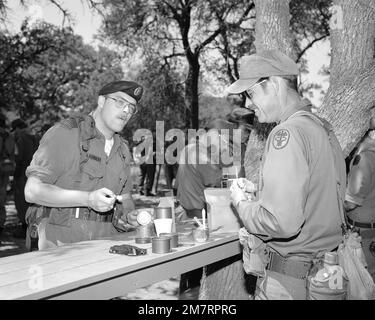 Il capitano Jean J. Deslauriers del Canada, cena sulle C-razioni durante un'esercitazione medica avanzata di addestramento del campo degli ufficiali a Camp Bullis. Base: Fort Sam Houston, San Antonio Stato: Texas (TX) Paese: Stati Uniti d'America (USA) Foto Stock