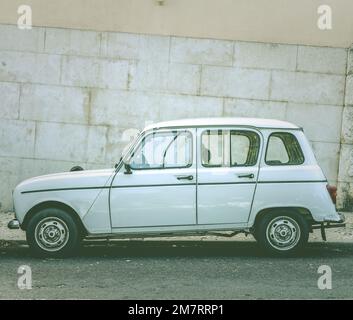 Lisbona, Portogallo, 26 ottobre 2016: Renault 4 vintage su una strada a Lisbona, Portogallo Foto Stock