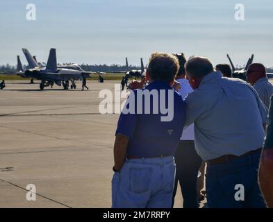 STATI UNITI I membri del corpo dell'esercito degli ingegneri osservano un F/A-18 Super Hornet's, assegnato alla base aerea navale Oceana, Virginia, preflight operazioni durante un tour dell'installazione per la bandiera a scacchi 22-2 alla base dell'aeronautica di Tyndall, Florida, 12 maggio 2022. La bandiera a scacchi è un esercizio aereo di grande forza tenuto a Tyndall che favorisce la prontezza e l'interoperabilità attraverso l'incorporazione di aeromobili di 4th e 5th generazione durante l'addestramento di combattimento aria-aria. La 22-2 iterazione dell'esercizio si è tenuta dal 9 al 20 maggio 2022. Foto Stock