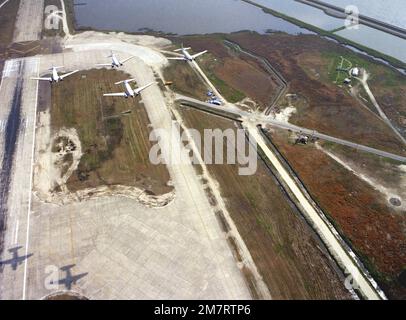 Una vista aria-terra di quattro aerei Marine C-117 che volano sopra la stazione aerea. Marine Corps Air Station, Iwakuni è l'unica stazione aerea marina che ancora gestisce il C-117, che è stato ufficialmente ridesignato R4D-8. Base: Marine Corps Air Station,Iwakuni Paese: Giappone (JPN) Foto Stock