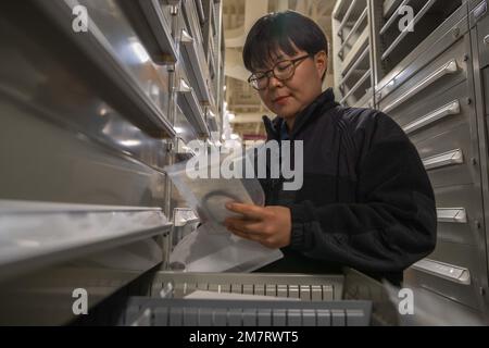 220512-N-VJ326-4080 OCEANO PACIFICO (12 maggio 2022) – lo specialista della logistica Seaman Lili Wang, di New York, effettua l'inventario a bordo del vettore d'assalto anfibio USS Tripoli (LHA 7), 12 maggio 2022. Tripoli sta conducendo operazioni di routine nella U.S. 3rd Fleet. Foto Stock