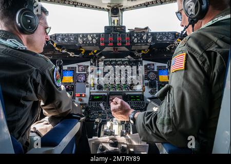 STATI UNITI Air Force Majors, Matt ables e Andy Tarnowski, entrambi con lo Squadrone di rifornimento aereo 328th, eseguono le procedure di preflight in un abitacolo di un KC-135 Stratotanker 12 maggio 2022 sulla linea di volo alla Niagara Falls Air Reserve Station, New York. Durante queste procedure i piloti controllano singolarmente ciascuno dei quattro motori, che sono singolarmente in grado di sopportare una spinta di 21.634 libbre. Foto Stock