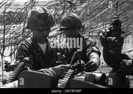 Due cannoni da howitzer Marine 105mm, di BTRY. I, 3rd BN., 11th Marines, preparano la loro pistola per una missione di fuoco. Base: Marine Corps base Camp Pendleton Stato: California (CA) Paese: Stati Uniti d'America (USA) Foto Stock