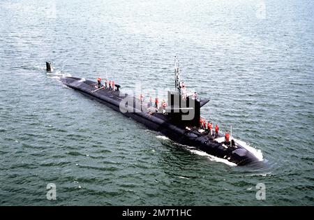 Una vista di prua del sottomarino di attacco nucleare USS HADDOCK (SSN-621) in corso con gli equipanti sul ponte. Base: Naval Station, Subic Bay Stato: Luzon Paese: Filippine (PHL) Foto Stock