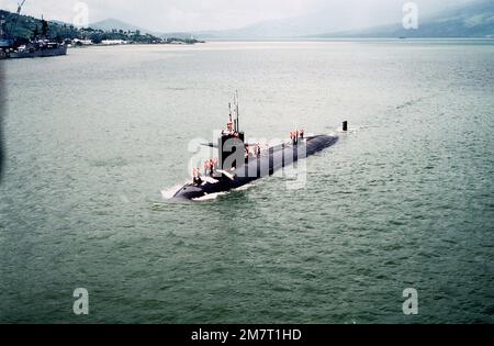 Una vista a dritta del SOTTOMARINO di attacco nucleare USS HADDOCK (SSN-621) in corso con gli equipanti sul ponte. Base: Naval Station, Subic Bay Stato: Luzon Paese: Filippine (PHL) Foto Stock