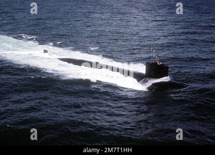 Una vista a dritta del sottomarino di attacco nucleare USS HADDOCK (SSN-621) in corso con gli equipanti a bordo della vela. Base: Naval Station, Subic Bay Stato: Luzon Paese: Filippine (PHL) Foto Stock