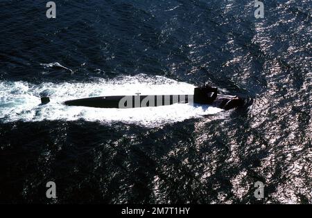 Una vista portuale del sottomarino di attacco nucleare USS HADDOCK (SSN-621) in corso. Base: Naval Station, Subic Bay Stato: Luzon Paese: Filippine (PHL) Foto Stock