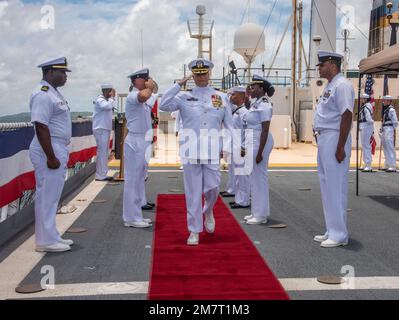 Steven Wasson, di Oklahoma City, Oklahoma, assunse il comando delle navi di preposizionamento marittimo Squadron 3 durante una cerimonia di cambio di comando a bordo della USNS 12 2nd Lt. John P. Bobo (T-AK 2022 3008) mentre si trovava nel porto di Guam, il 12 maggio. Il preposizionamento marittimo delle navi Squadron 3 posiziona strategicamente materiali e apparecchiature in tutta la regione dell'Indo-Pacifico per tutti gli Stati Uniti Servizi armati. Questa capacità garantisce che le forniture critiche vengano consegnate dove e quando necessario e consente alle forze statunitensi di rispondere rapidamente all'assistenza umanitaria e alle iniziative di soccorso in caso di disastri. Foto Stock