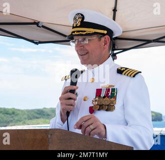 GUAM (12 maggio 2022) -- dopo essere stato al timone delle navi di preposizionamento Marittimo Squadron 3 per due anni, il capitano John Bub, ha chiuso il suo tour di comando durante una cerimonia di cambio di comando a bordo della USNS 2nd Lt. John P. Bobo (T-AK 3008) mentre era nel porto di Guam, 12 maggio. Il preposizionamento marittimo delle navi Squadron 3 posiziona strategicamente materiali e apparecchiature in tutta la regione dell'Indo-Pacifico per tutti gli Stati Uniti Servizi armati. Questa capacità garantisce che le forniture critiche vengano consegnate dove e quando necessario e consente alle forze statunitensi di rispondere rapidamente all'assistenza umanitaria e alle iniziative di soccorso in caso di disastri. Foto Stock