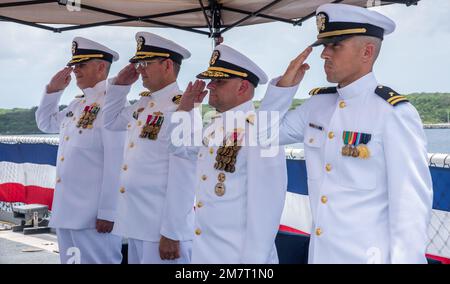 GUAM (12 maggio 2022) -- da sinistra, Capt. Steven Wasson; Capt. John Bub; Benjamin Nicholson, comandante Joint Region Marianas e il Lt. Joseph Buck, cappellano, partecipano alla cerimonia di cambio di comando delle navi di preposizionamento Marittime Squadron 3 a bordo della USNS 2nd Lt. John P. Bobo (T-AK 3008) mentre si trovano a Port Guam, maggio 12. Il preposizionamento marittimo delle navi Squadron 3 posiziona strategicamente materiali e apparecchiature in tutta la regione dell'Indo-Pacifico per tutti gli Stati Uniti Servizi armati. Questa funzionalità garantisce la consegna di materiali di consumo critici dove e quando necessario e consente alle forze statunitensi di rispondere rapidamente alle esigenze Foto Stock