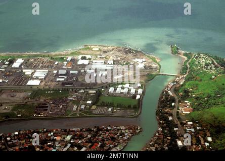 Una vista aerea, che comprende parte della base navale, Subic Bay, a sinistra, parte della città di Olongapo e il ponte che è costruito sul canale per unire le due comunità. Base: Luzon Paese: Repubblica delle Filippine (PHL) Foto Stock