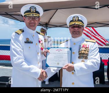 GUAM (12 maggio 2022) -- dopo essere stato al timone delle navi di preposizionamento Marittimo Squadron 3 per due anni, il capitano John Bub, partito, ha chiuso il suo tour di comando durante una cerimonia di cambio di comando a bordo della USNS 2nd Lt. John P. Bobo (T-AK 3008) mentre si trovava nel porto di Guam, 12 maggio. Benjamin Nicholson, comandante Joint Region Marianas, a destra, ha parlato durante la cerimonia e ha consegnato a Bub un premio di fine tour. Il preposizionamento marittimo delle navi Squadron 3 posiziona strategicamente materiali e apparecchiature in tutta la regione dell'Indo-Pacifico per tutti gli Stati Uniti Servizi armati. Questa funzionalità garantisce materiali di consumo critici Foto Stock