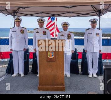 GUAM (12 maggio 2022) -- da sinistra, Capt. Steven Wasson; Capt. John Bub; Benjamin Nicholson, comandante Joint Region Marianas e il Lt. Joseph Buck, cappellano, partecipano alla cerimonia di cambio di comando delle navi di preposizionamento Marittime Squadron 3 a bordo della USNS 2nd Lt. John P. Bobo (T-AK 3008) mentre si trovano a Port Guam, maggio 12. Il preposizionamento marittimo delle navi Squadron 3 posiziona strategicamente materiali e apparecchiature in tutta la regione dell'Indo-Pacifico per tutti gli Stati Uniti Servizi armati. Questa funzionalità garantisce la consegna di materiali di consumo critici dove e quando necessario e consente alle forze statunitensi di rispondere rapidamente alle esigenze Foto Stock