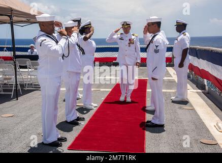 GUAM (12 maggio 2022) -- dopo essere stato al timone delle navi di preposizionamento Marittimo Squadron 3 per due anni, il capitano John Bub, ha chiuso il suo tour di comando durante una cerimonia di cambio di comando a bordo della USNS 2nd Lt. John P. Bobo (T-AK 3008) mentre era nel porto di Guam, 12 maggio. Il preposizionamento marittimo delle navi Squadron 3 posiziona strategicamente materiali e apparecchiature in tutta la regione dell'Indo-Pacifico per tutti gli Stati Uniti Servizi armati. Questa capacità garantisce che le forniture critiche vengano consegnate dove e quando necessario e consente alle forze statunitensi di rispondere rapidamente all'assistenza umanitaria e alle iniziative di soccorso in caso di disastri. Foto Stock