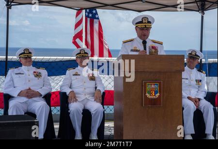 GUAM (12 maggio 2022) -- dietro ADM. Benjamin Nicholson, comandante Joint Region Marianas, parla durante la cerimonia di cambio di comando delle navi di preposizionamento Marittime Squadron 3 a bordo della USNS 2nd Lt. John P. Bobo (T-AK 3008) mentre si trova a Port Guam, 12 maggio. Il Capitano Steven Wasson, a sinistra, sollevato il Capitano John Bub, seduto al centro, come commodore. Il tenente Joseph Buck, cappellano, a destra, ha partecipato alla cerimonia. Il preposizionamento marittimo delle navi Squadron 3 posiziona strategicamente materiali e apparecchiature in tutta la regione dell'Indo-Pacifico per tutti gli Stati Uniti Servizi armati. Questa funzionalità garantisce che i materiali di consumo critici vengano consegnati con Foto Stock