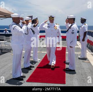 Steven Wasson, di Oklahoma City, Oklahoma, assunse il comando delle navi di preposizionamento marittimo Squadron 3 durante una cerimonia di cambio di comando a bordo della USNS 12 2nd Lt. John P. Bobo (T-AK 2022 3008) mentre si trovava nel porto di Guam, il 12 maggio. Il preposizionamento marittimo delle navi Squadron 3 posiziona strategicamente materiali e apparecchiature in tutta la regione dell'Indo-Pacifico per tutti gli Stati Uniti Servizi armati. Questa capacità garantisce che le forniture critiche vengano consegnate dove e quando necessario e consente alle forze statunitensi di rispondere rapidamente all'assistenza umanitaria e alle iniziative di soccorso in caso di disastri. Foto Stock