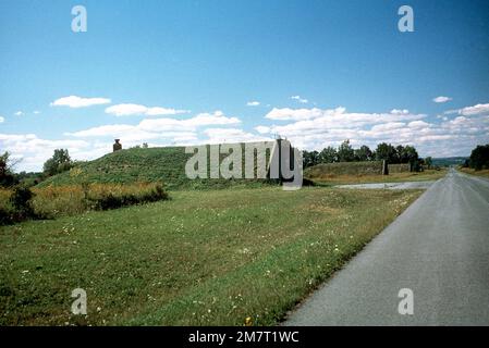 Una fila di igloo convenzionali per lo stoccaggio delle munizioni presso il Seneca Army Depot. Ci sono 455 igloo in questo deposito. Base: Romulus Stato: New York (NY) Nazione: Stati Uniti d'America (USA) Foto Stock
