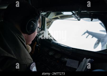 STATI UNITI Air Force Airman 1st Class Deull Arnold, operatore del boom assegnato a 909th Air Refuging Squadron, conduce il rifornimento aereo da un KC-135 Stratotanker assegnato al 909th ARS dalla Kadena Air base, Giappone, durante LA BANDIERA ROSSA-Alaska 22-1 sul Joint Pacific Alaska Range Complex, 12 maggio 2022. RF-A è un esercizio di formazione sul campo diretto dalle forze aeree del Pacifico che consente alle forze di praticare l'interoperabilità fornendo opportunità uniche di integrazione nella formazione congiunta e multilaterale. Foto Stock