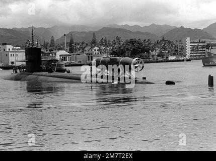 Una vista da un quarto del porto del sottomarino ad attacco nucleare USS CAVALLA (SSN-684) con il veicolo di salvataggio per immersione profonda AVALON (DSRR-2) attaccato. CAVALLA e AVALON partecipano a un esercizio di volo per formare il personale nella gestione e nell'utilizzo del DSRV. Base: Pearl Harbor Stato: Hawaii (HI) Paese: Stati Uniti d'America (USA) Foto Stock