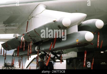 Una vista frontale destra di tre missili da crociera lanciati ad aria montati sul pilone di un aereo B-52G Stratofortress dalla 416th Bomb Wing. Base: Griffiss Air Force base Stato: New York (NY) Paese: Stati Uniti d'America (USA) Foto Stock