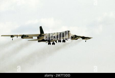 Una vista frontale destra di un B-52G Stratofortress aereo dalla 416th Bomb Wing, come decollo equipaggiato con sei Air-lanciato Cruise missili montati sui suoi piloni. Base: Griffiss Air Force base Stato: New York (NY) Paese: Stati Uniti d'America (USA) Foto Stock