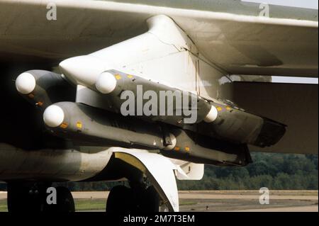 Una vista frontale a sinistra di tre missili da crociera lanciati ad aria montati sul pilone di un velivolo B-52G Stratofortress dalla 416th Bomb Wing. Base: Griffiss Air Force base Stato: New York (NY) Paese: Stati Uniti d'America (USA) Foto Stock