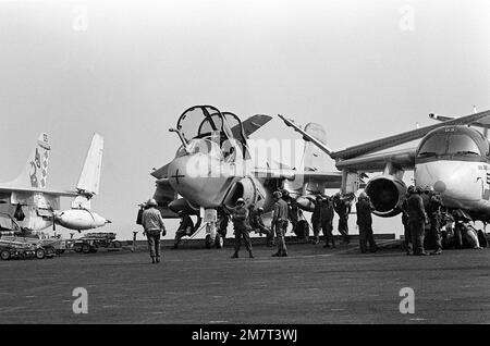 Gli equipaggi di manutenzione a bordo della portaerei nucleare USS NIMITZ (CVN-68) lavorano su un aereo Viking S-3, a sinistra, e su un aereo Prowler EA-6B, a destra, durante l'esercitazione NATO Display Determination '81. Oggetto funzionamento/Serie: DETERMINAZIONE DISPLAY '81 Paese: Mar Mediterraneo (MED) Foto Stock