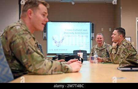 Terry McClain, 433rd Airlift Wing Commander (centro), siede con altri leader senior durante la formazione Diversity and Inclusion organizzata dalla Air Force Reserve Command Headquarters, 12 maggio 2022, presso la Joint base di San Antonio-Lackland, Texas. Foto Stock