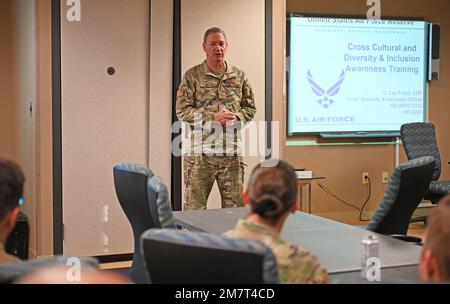 Terry McClain, comandante di 433rd Airlift Wing, consegna le osservazioni di apertura prima di una sessione di addestramento di Diversity and Inclusion ospitata da Air Force Reserve Command Headquarters, 12 maggio 2022, presso la Joint base di San Antonio-Lackland, Texas. Nel 2020 l'aeronautica militare ha costituito una task force speciale per concentrarsi sulle questioni delle disparità razziali, etniche e demografiche e su come essa influisce sulla forza e sulla missione. Foto Stock