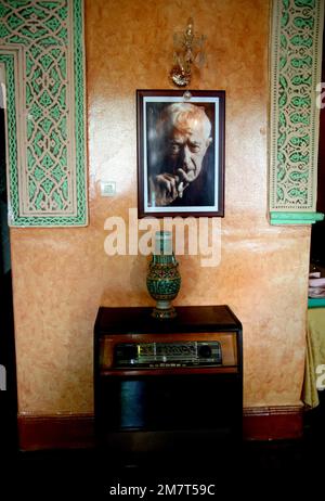 Hotel Continental Tangeri, costruito nel 1870, foto di Paul Bowles nella sala da pranzo, Marocco Foto Stock