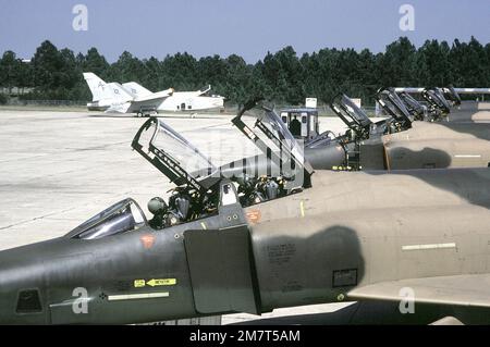 F-4E velivolo Phantom II sulla linea di volo durante l'esercizio FOTO fine '81. Sullo sfondo sono due aerei crociati Navy RF-8G preparati per il volo. Soggetto operativo/Serie: PHOTO FINISH '81 base: Gulfport Stato: Mississippi (MS) Paese: Stati Uniti d'America (USA) Foto Stock