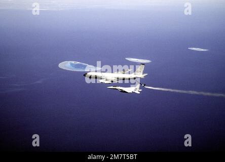 Vista aria-aria sul lato sinistro di un aeromobile Stratotanker KC-135 proveniente dallo Squadron di rifornimento aereo 909th che disinnesta il braccio di rifornimento dopo il rifornimento di un veicolo statunitense F-15 Eagle Aircraft (inferiore), durante l'esercizio Kangaroo '81. Subject Operation/Series: KANGAROO '81 base: RAAF Amberley Stato: Queensland Paese: Australia (AUS) Foto Stock